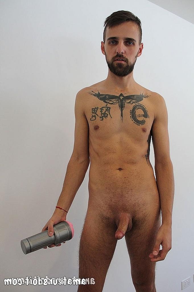 20P O modelo gay Charlie mostra seu corpo magro e tatuado e se masturba com um Fleshlight
