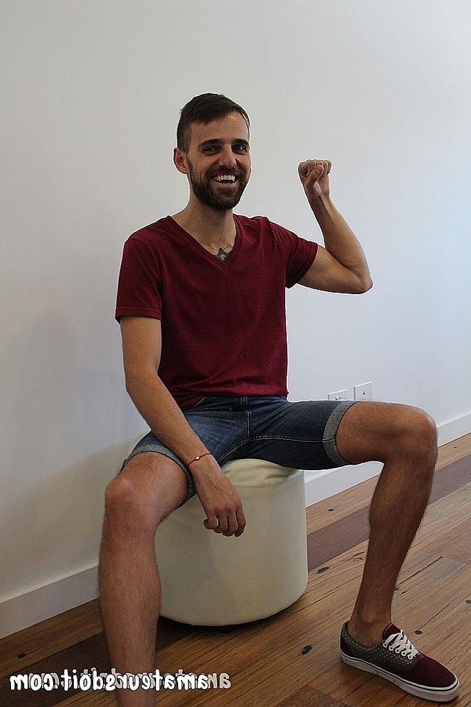 20P O modelo gay Charlie mostra seu corpo magro e tatuado e se masturba com um Fleshlight