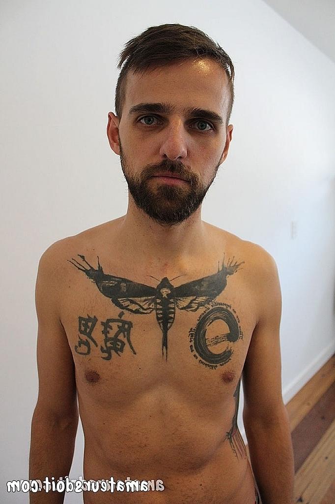 20P O modelo gay Charlie mostra seu corpo magro e tatuado e se masturba com um Fleshlight