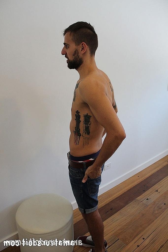 20P O modelo gay Charlie mostra seu corpo magro e tatuado e se masturba com um Fleshlight