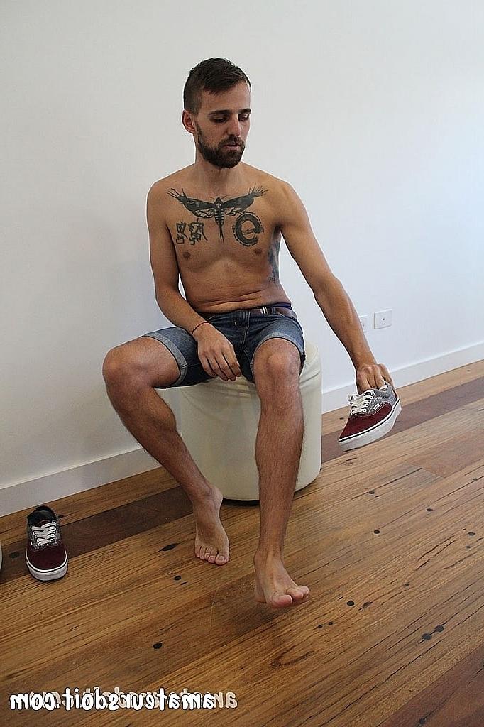 20P O modelo gay Charlie mostra seu corpo magro e tatuado e se masturba com um Fleshlight