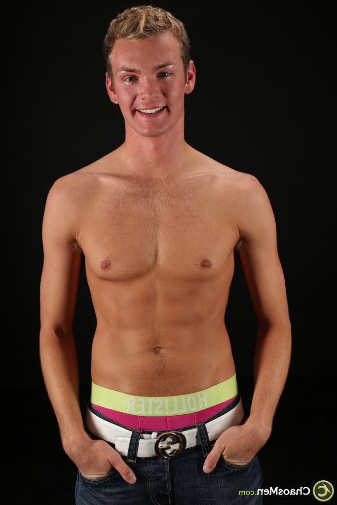 20P El magnífico joven gay Chase Jackson muestra su cuerpo delgado y su gran polla