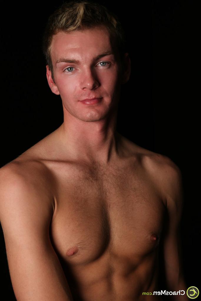 20P El magnífico joven gay Chase Jackson muestra su cuerpo delgado y su gran polla
