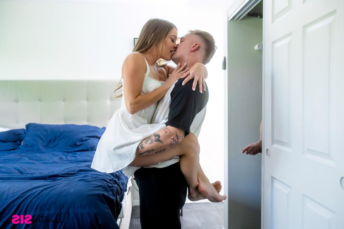16P La joven Katie Kush se folla a su novio mientras su hermanastro se pajea