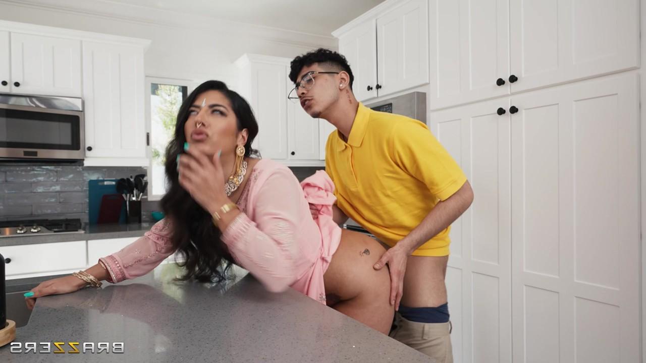 20P La joven traviesa Jasmine Sherni disfruta del sexo duro y salvaje con su hermanastro