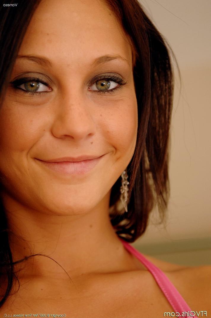 20P A linda morena Vanesa fica nua e mostra sua bucetinha gostosa de perto