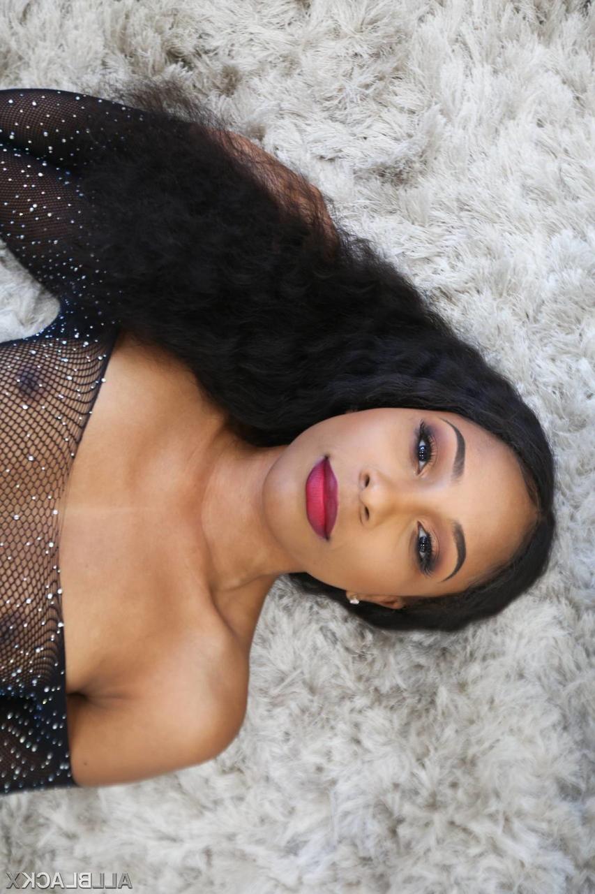 20P La negra de pelo oscuro Olivia Jayy se enrolla su traje de rejilla y monta una BBC