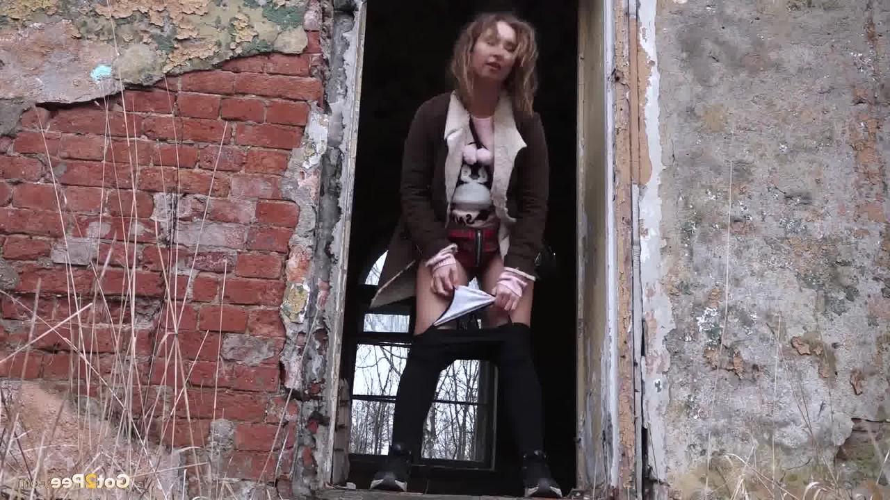 15P A universitária Rita faz xixi na porta de um prédio em ruínas