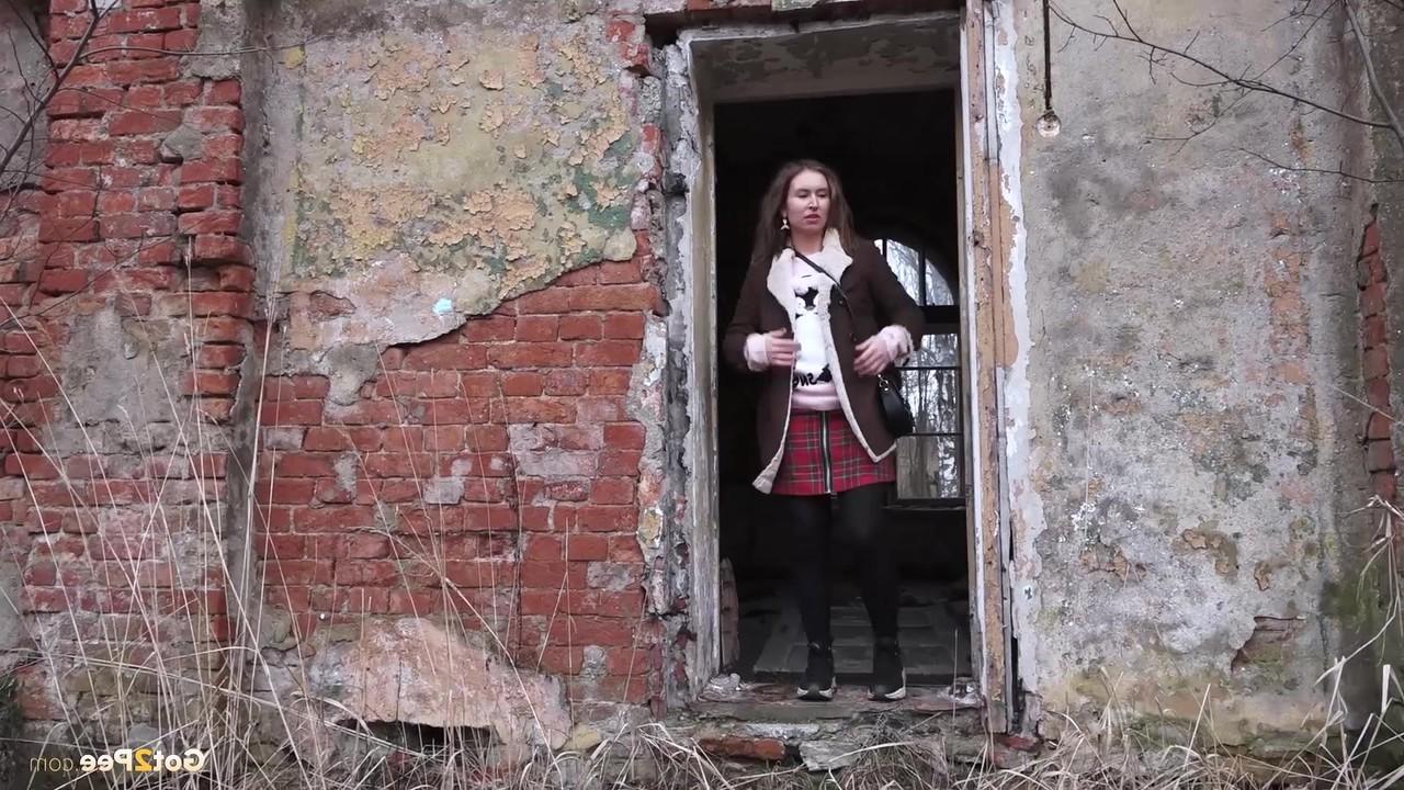 15P A universitária Rita faz xixi na porta de um prédio em ruínas