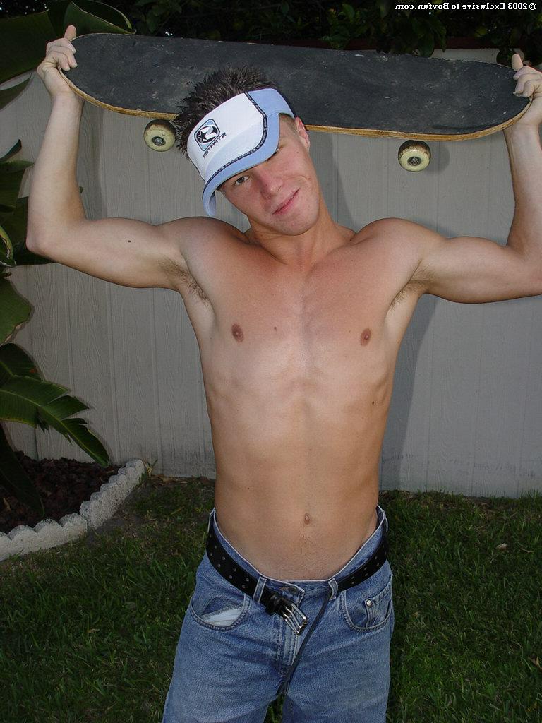 20P Gay sexy com corpo gostoso Matt mostra sua bunda branca e posa nu ao ar livre