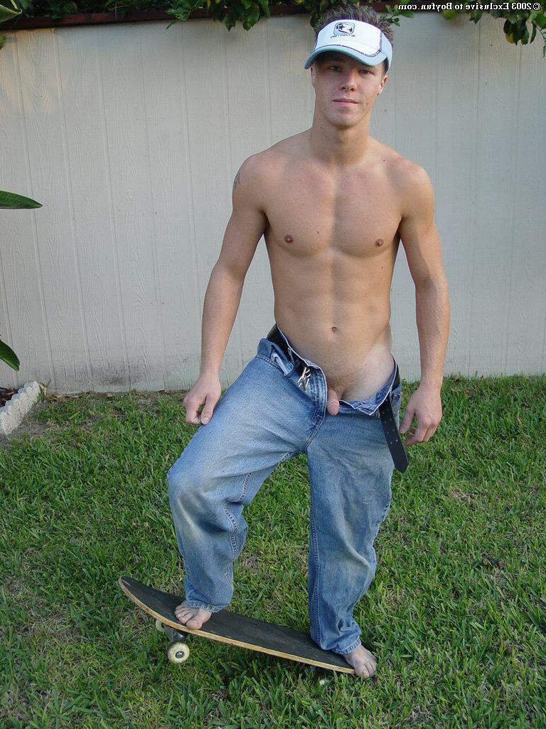 20P Gay sexy com corpo gostoso Matt mostra sua bunda branca e posa nu ao ar livre