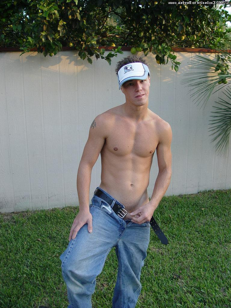 20P Gay sexy com corpo gostoso Matt mostra sua bunda branca e posa nu ao ar livre