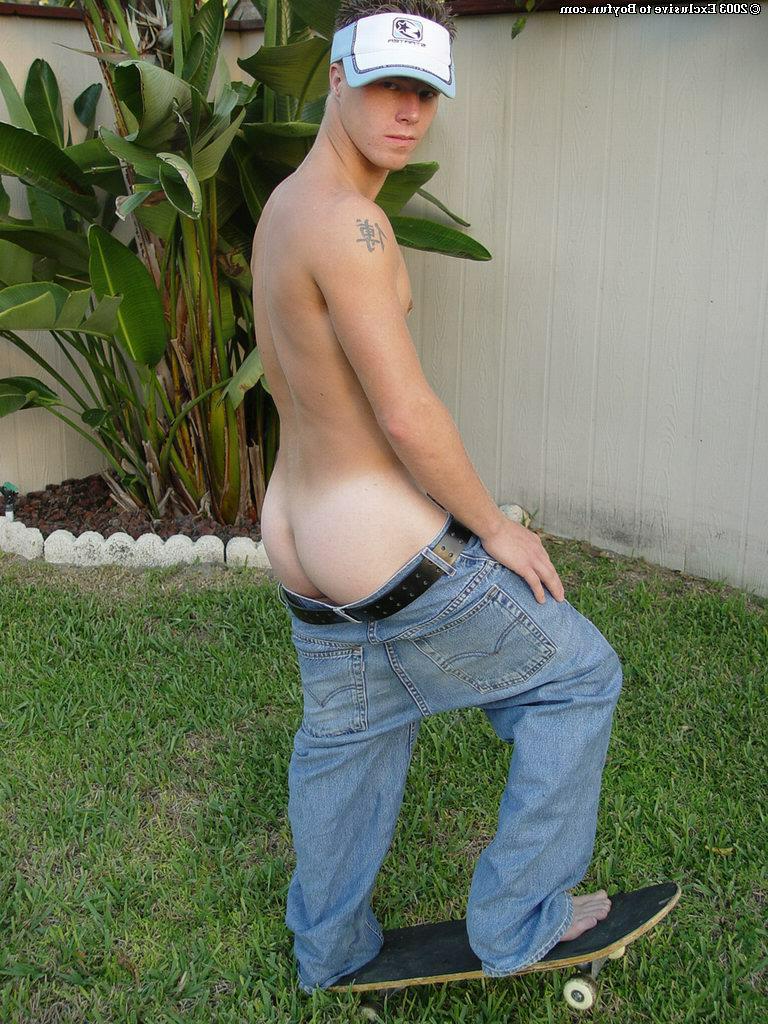 20P Gay sexy com corpo gostoso Matt mostra sua bunda branca e posa nu ao ar livre
