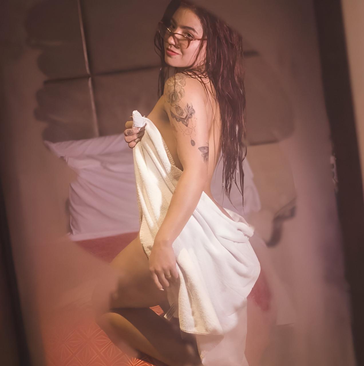 10P Tattooed OnlyFans cam babe Teffa Oficial shows off her big booty