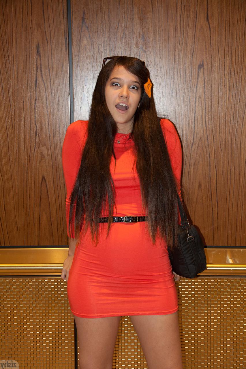 11P A gata latina Caroline Ray coloca um vestido vermelho sexy para excitar o namorado