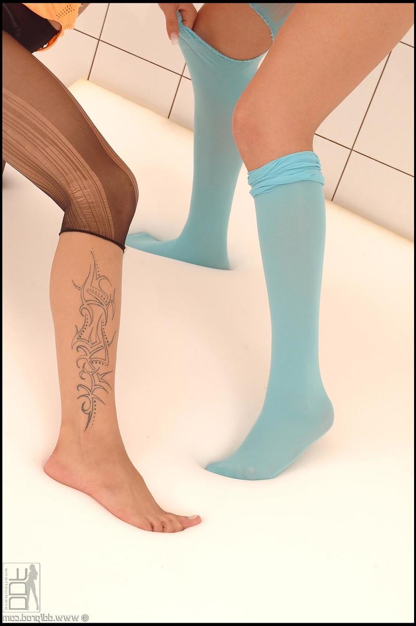 20P Las lesbianas traviesas Sierra y Chrystine se desnudan y se abrazan