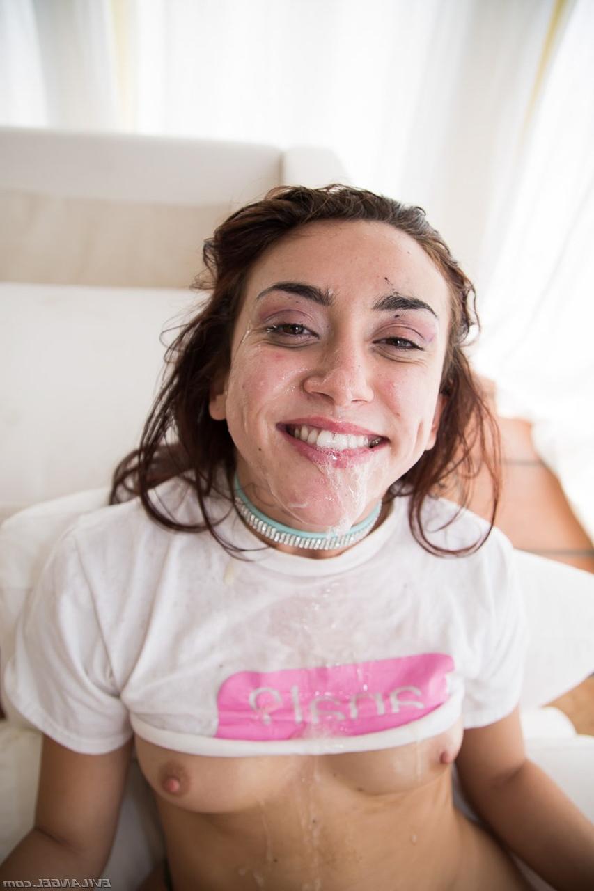 16P Mandy Muse Pigtailed mostra peitos pequenos e plug anal com joias e faz tratamento facial grosso