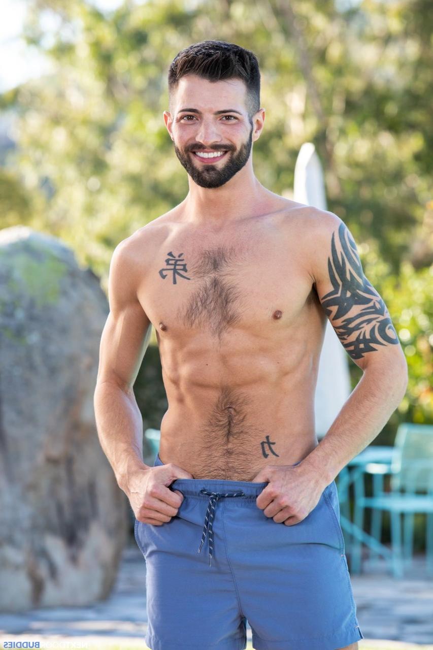 20P Le petit gay Casey Everett se fait lécher et lécher le trou du cul par Dalton Riley