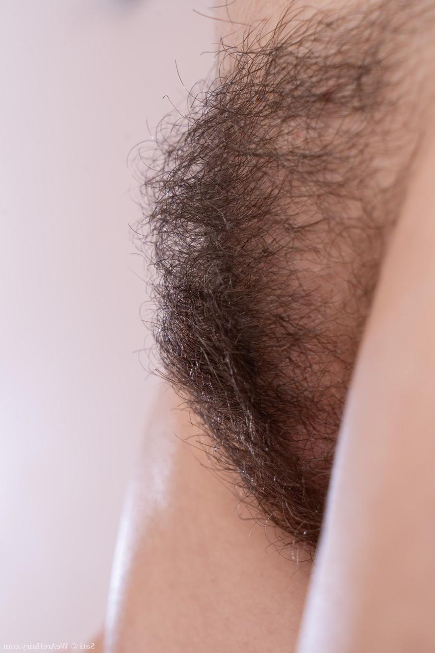 20P Mulher amadora magra Sati tira a roupa e exibe sua vulva peluda