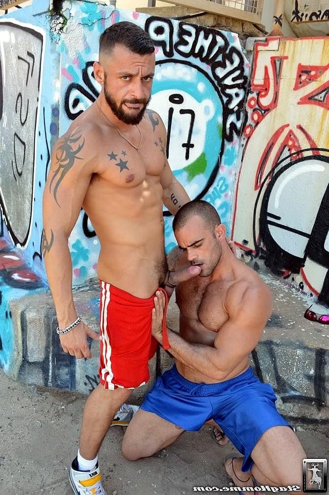 20P Die tätowierten Schwulen Damien Crosse und David Avila ziehen ihre Shorts herunter und ficken