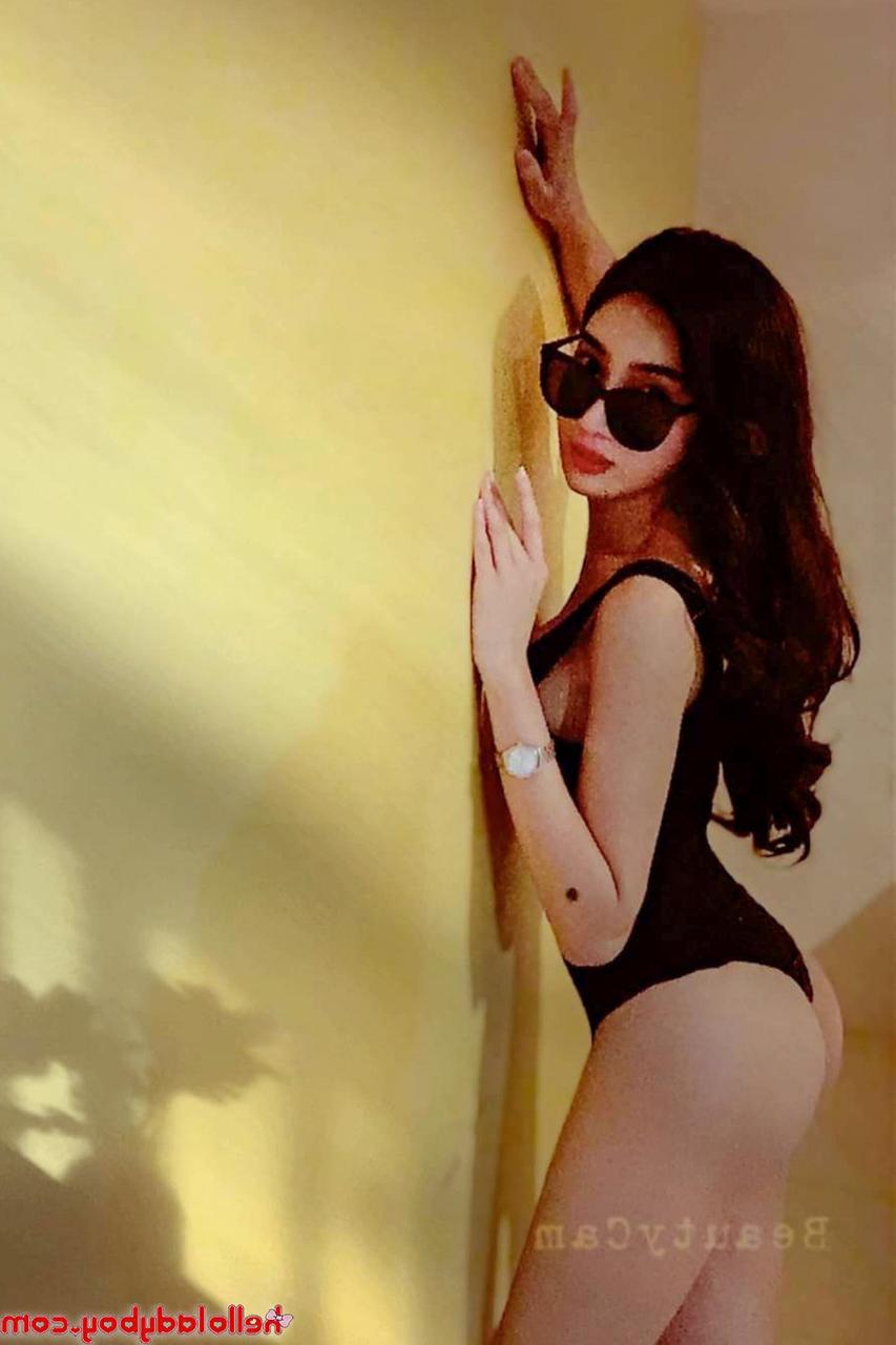 20P La transexuelle asiatique à couper le souffle Grace B pose de manière provocante dans sa compilation.
