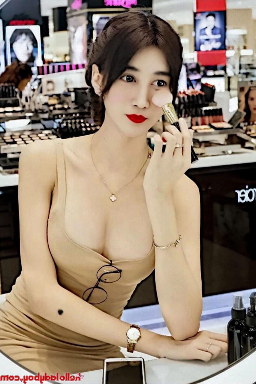 20P La transexuelle asiatique à couper le souffle Grace B pose de manière provocante dans sa compilation.