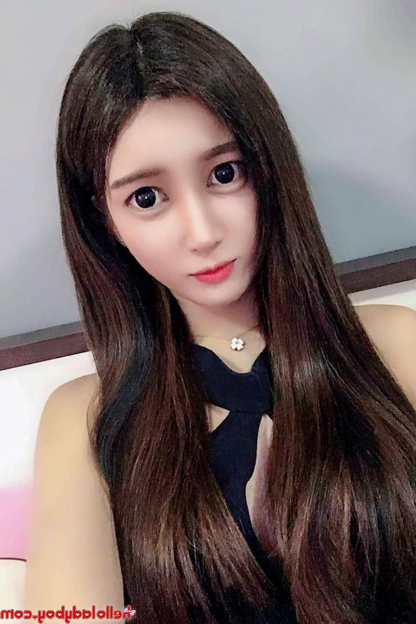 20P La transexuelle asiatique à couper le souffle Grace B pose de manière provocante dans sa compilation.
