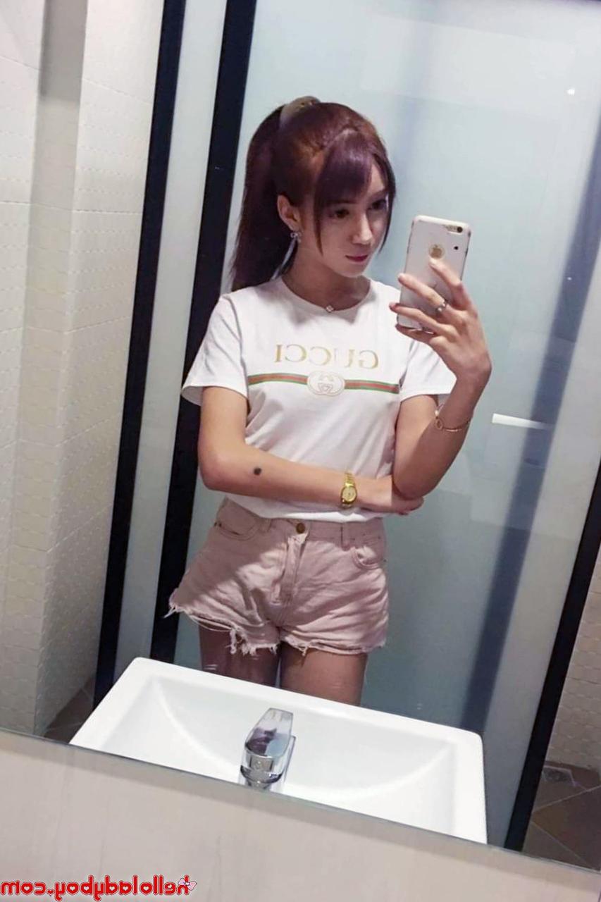 20P La transexuelle asiatique à couper le souffle Grace B pose de manière provocante dans sa compilation.