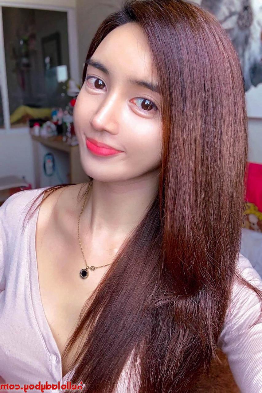 20P La transexuelle asiatique à couper le souffle Grace B pose de manière provocante dans sa compilation.