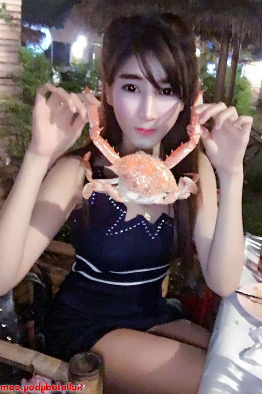 20P La transexuelle asiatique à couper le souffle Grace B pose de manière provocante dans sa compilation.