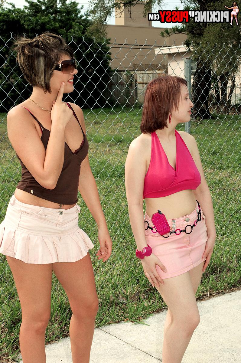 13P Garotas bissexuais Haileey James e Angelica se beijam em um banco antes de uma foda a três