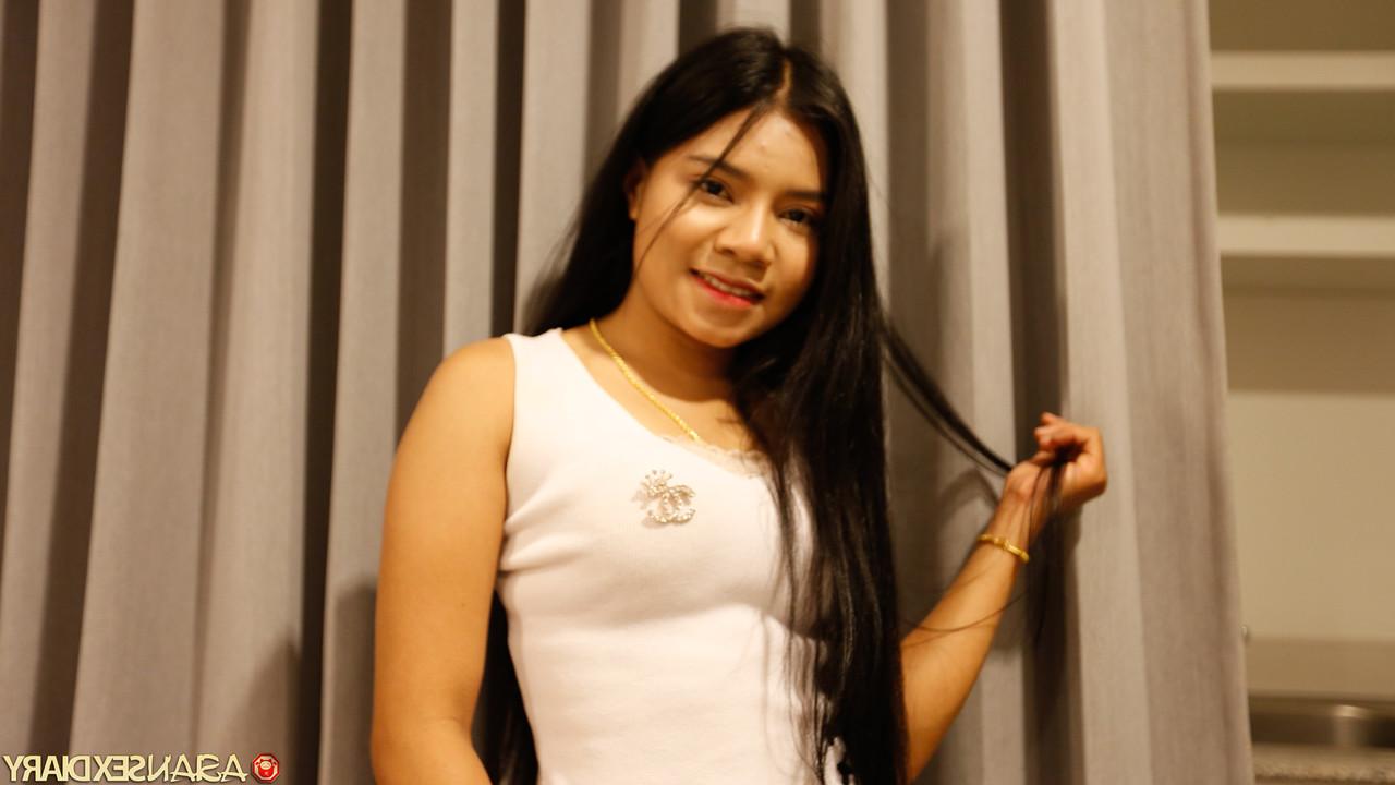 20P La pequeña asiática Chawchaw hace alarde de su bonito culo y se llena el coño