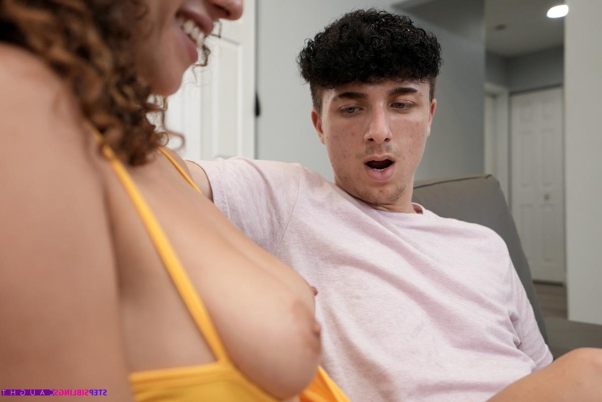 16P La joven latina Kira Perez expone sus tetas mientras seduce a su hermanastro