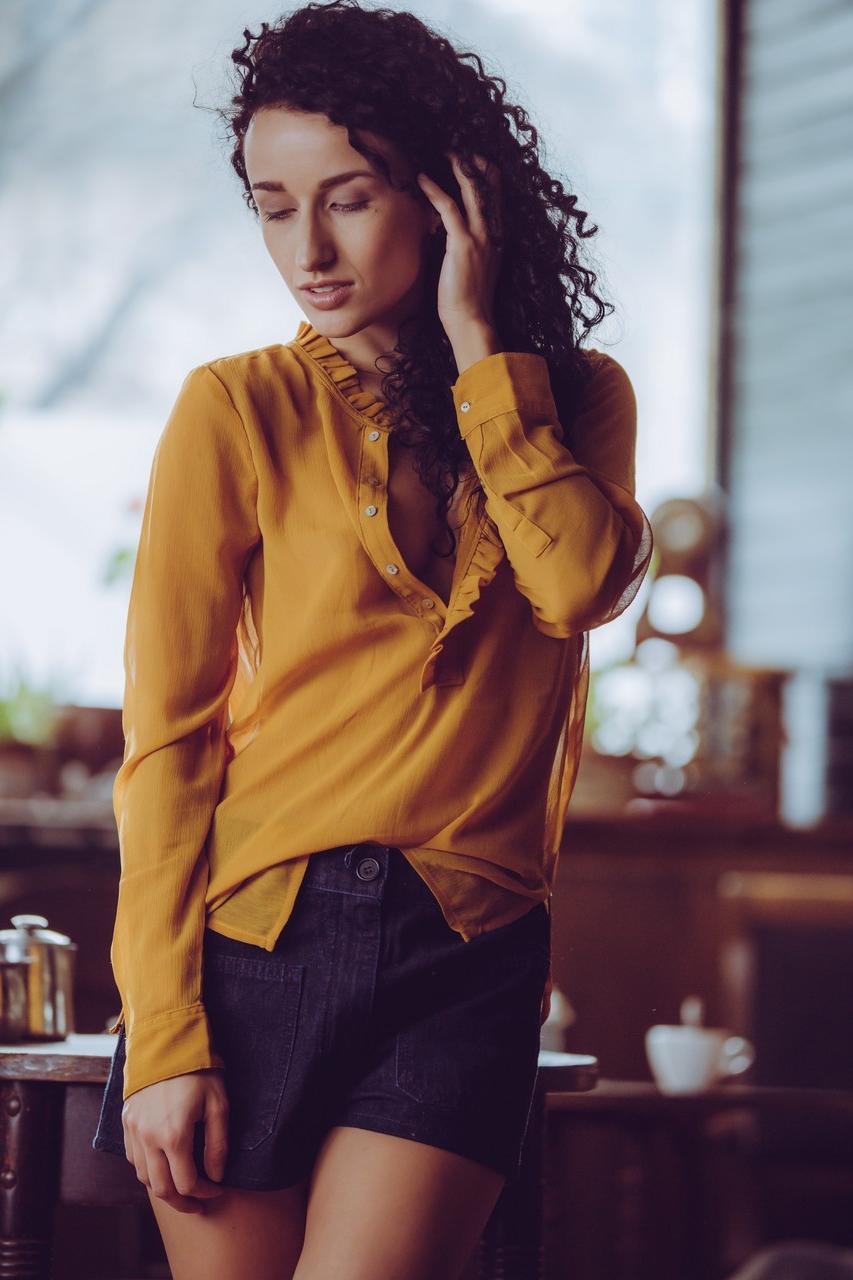 10P Curly haired babe Luca Miklosi strips as she drinks her morning coffee