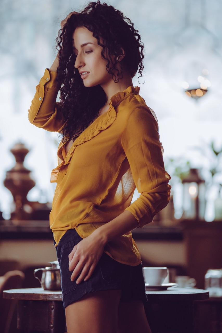 10P Curly haired babe Luca Miklosi strips as she drinks her morning coffee