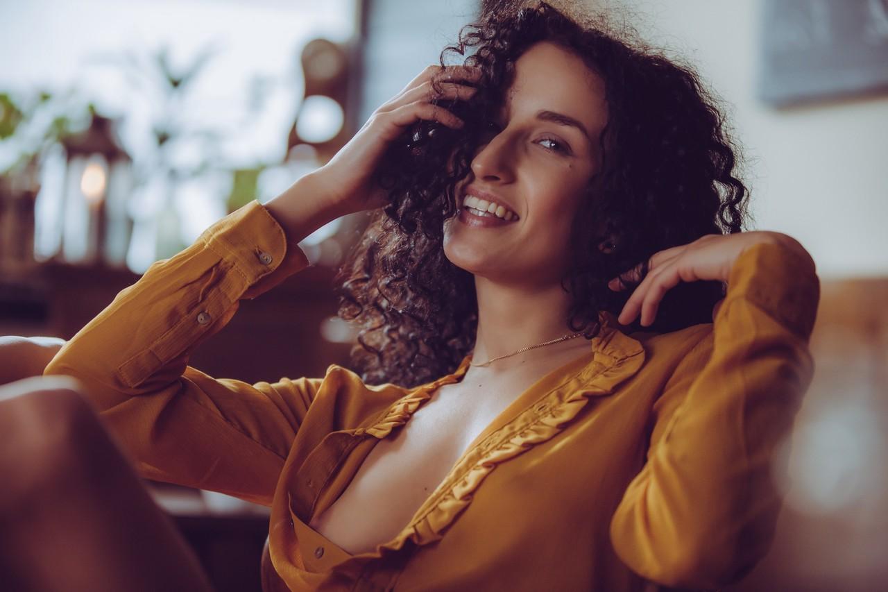 10P Curly haired babe Luca Miklosi strips as she drinks her morning coffee