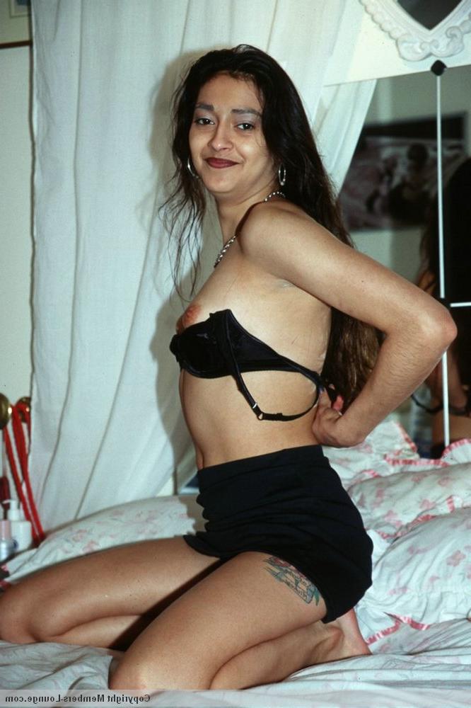 15P A beleza indiana mostra seu arbusto e peitos minúsculos em cima da cama