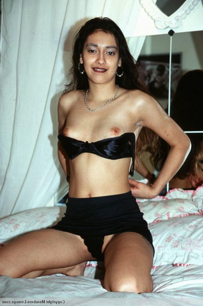 15P A beleza indiana mostra seu arbusto e peitos minúsculos em cima da cama