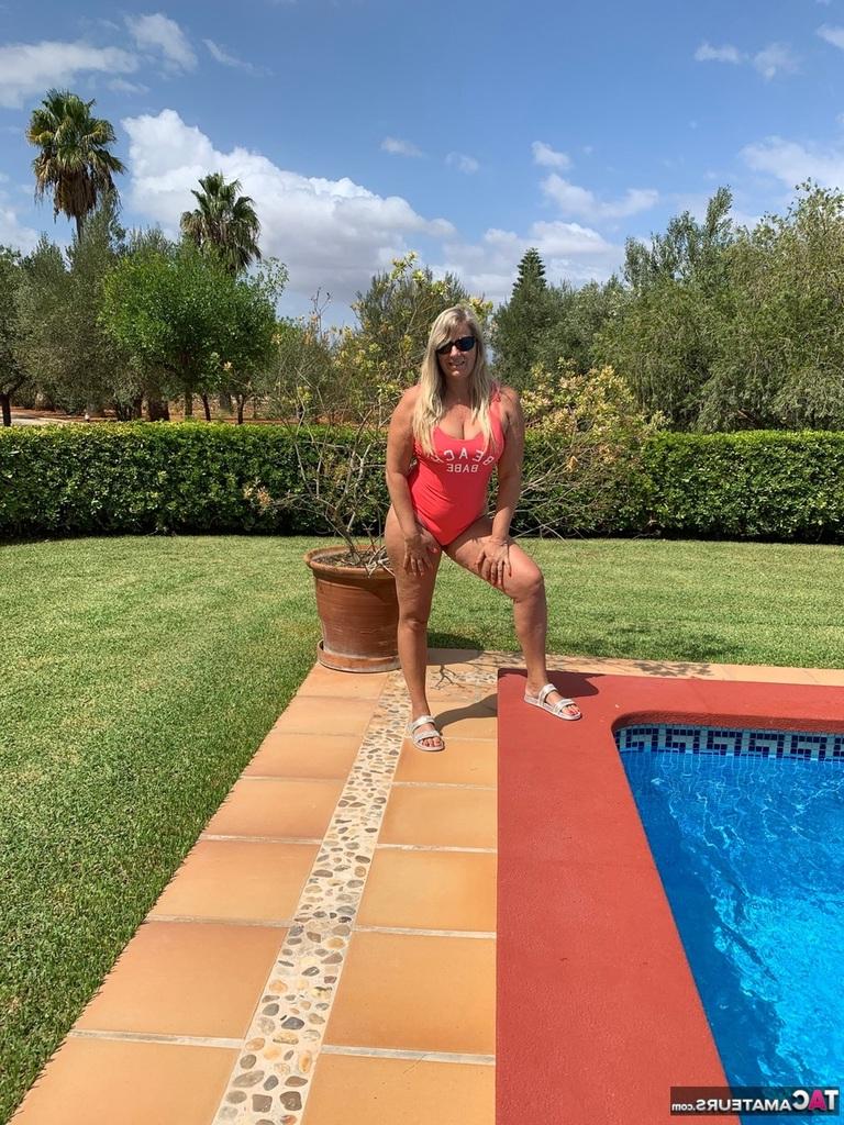 20P La blonde en surpoids Sweet Susi libère ses seins et sa chatte de son maillot de bain au bord d'une piscine.