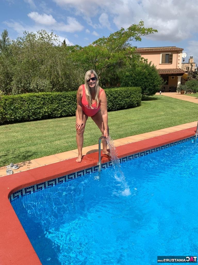 20P La blonde en surpoids Sweet Susi libère ses seins et sa chatte de son maillot de bain au bord d'une piscine.
