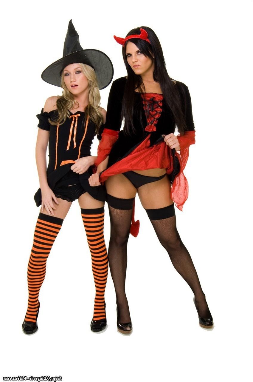 17P Madison Scott beija sua namorada lésbica com roupas de Halloween