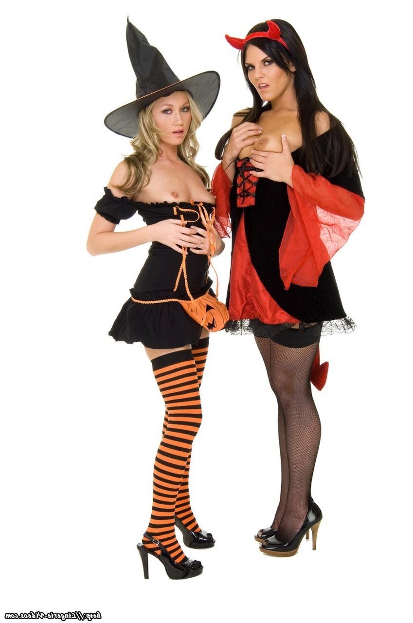 17P Madison Scott beija sua namorada lésbica com roupas de Halloween