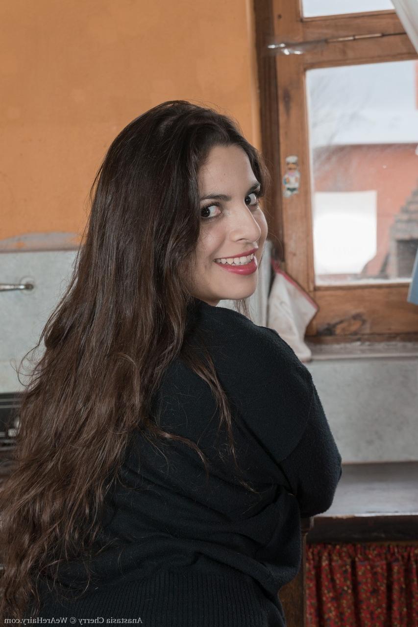 17P Latina peituda Anastasia Cherry tira botas pretas e esfrega seu castor peludo