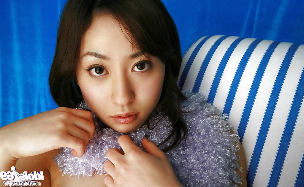 15P パンティーでポーズをとる小さなおっぱいの魅惑的なアジア人美女吉沢桃