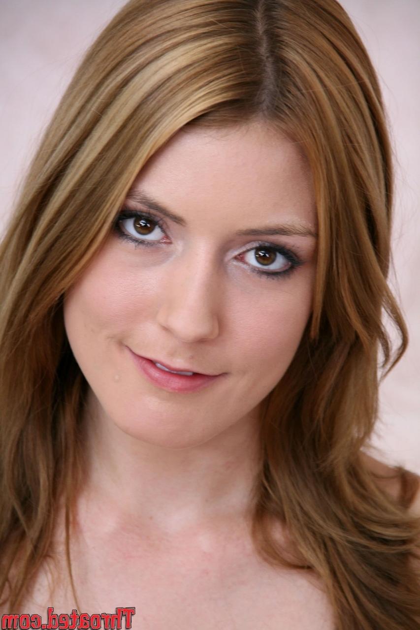 18P A garota branca Elli Foxx faz um strip-tease antes de fazer um boquete