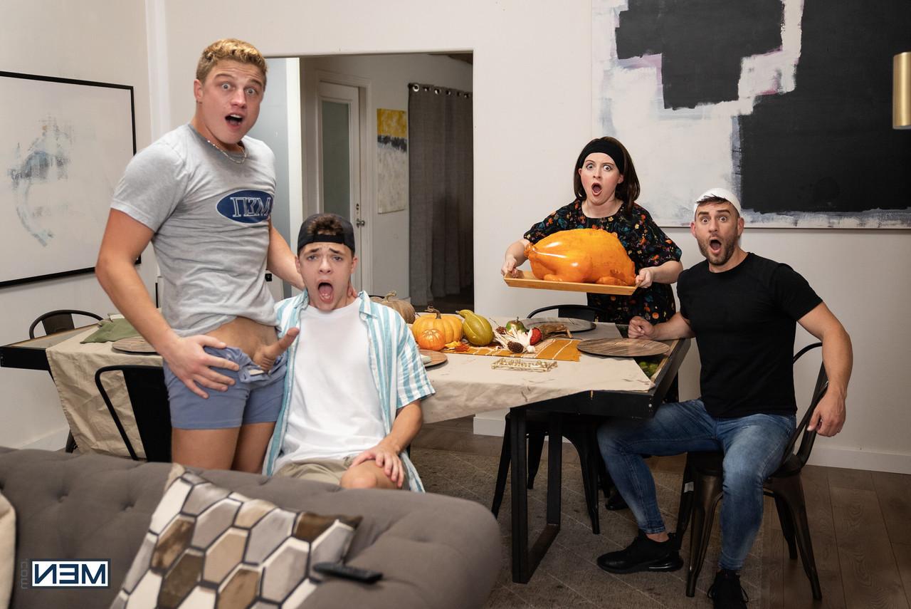 20P Garotos gays Logan Aarons e Troye Dean se trocam e fazem sexo anal