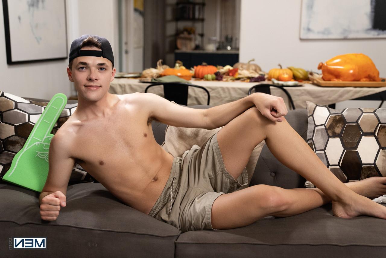 20P Garotos gays Logan Aarons e Troye Dean se trocam e fazem sexo anal