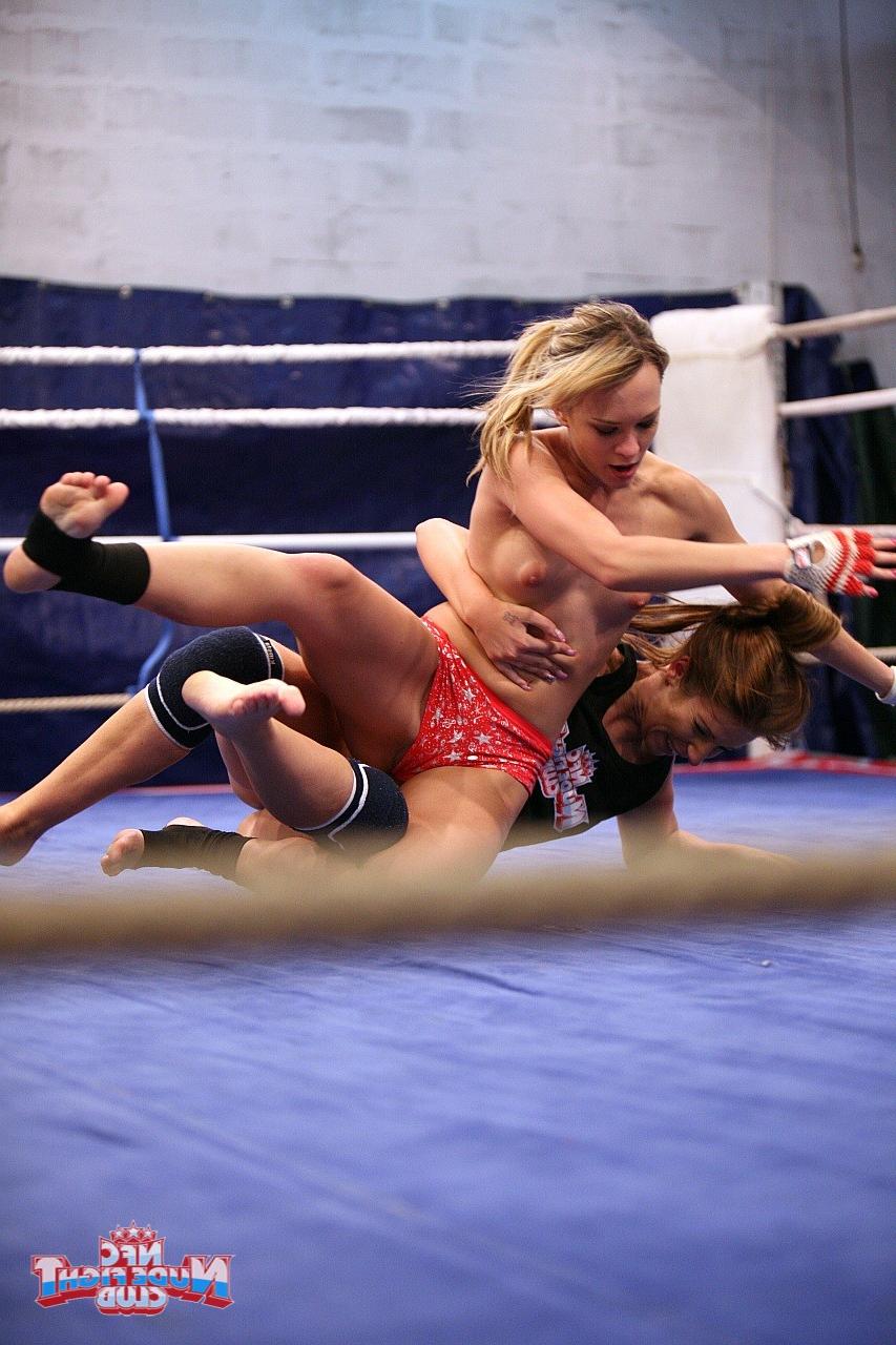 17P Chicas luchadoras calientes Debbie White y Blue Angel lamiendo el coño afeitado en el ring