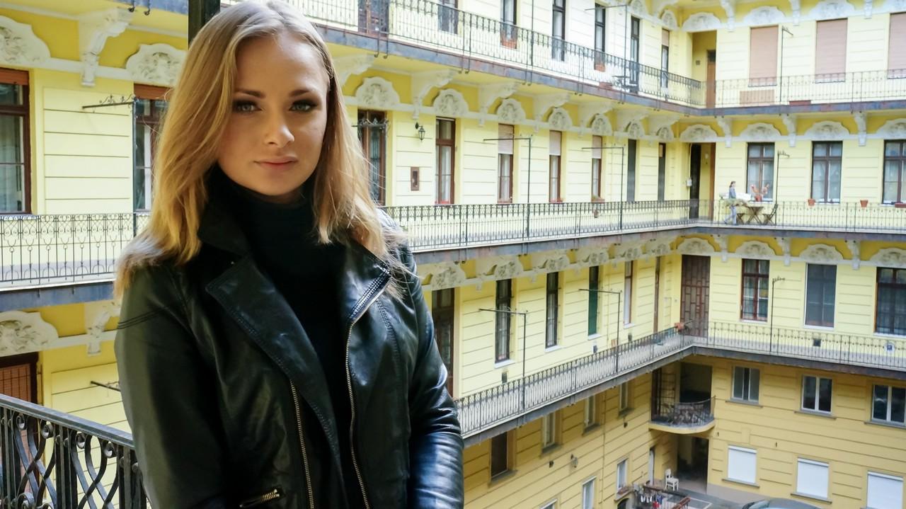17P A pequena garota branca Ivana Sugar se masturba até o orgasmo em sua cama