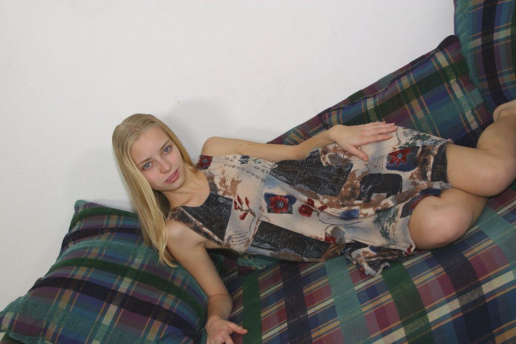 20P Die sexy Amateurin Katerina zeigt völlig nackt ihre wunderschönen Titten